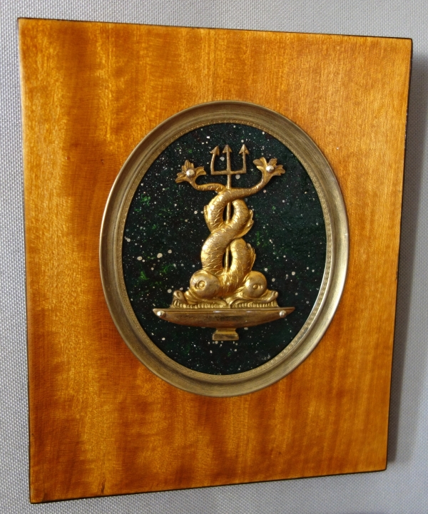 Miniature trophée de dauphins en bronze doré sur fond porphyre dans cadre en citronnier