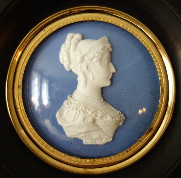 Sèvres : portrait miniature royaliste de la Duchesse d'Angoulême en biscuit façon Wedgwood