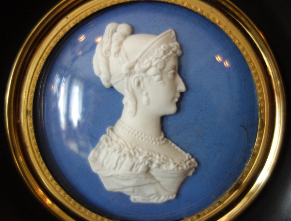 Sèvres : portrait miniature royaliste de la Duchesse d'Angoulême en biscuit façon Wedgwood