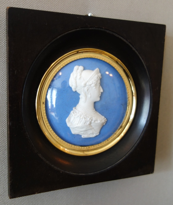 Sèvres : portrait miniature royaliste de la Duchesse d'Angoulême en biscuit façon Wedgwood