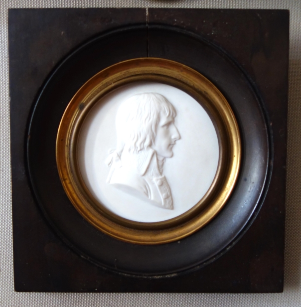 Sèvres : portrait miniature du Général Napoléon Bonaparte en biscuit - signé
