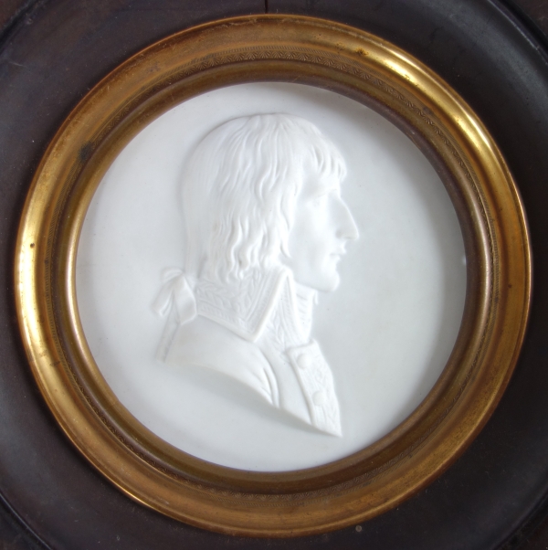 Sèvres : portrait miniature du Général Napoléon Bonaparte en biscuit - signé