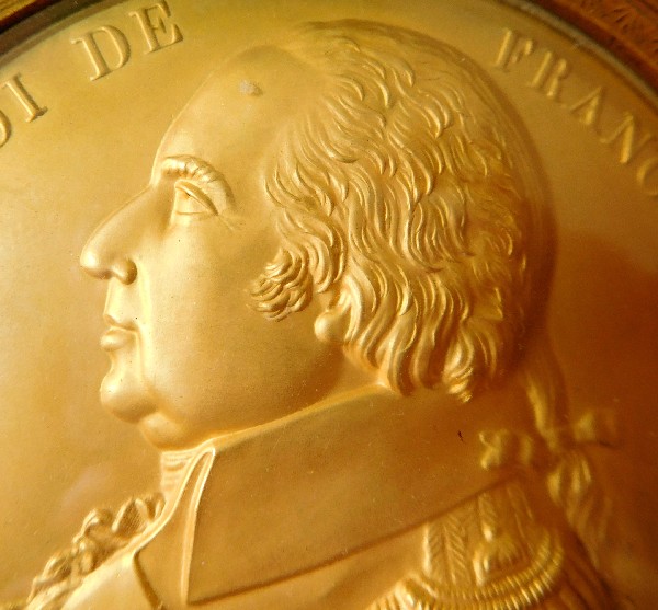 Portrait miniature de Louis XVIII en laiton doré, époque Restauration, souvenir royaliste