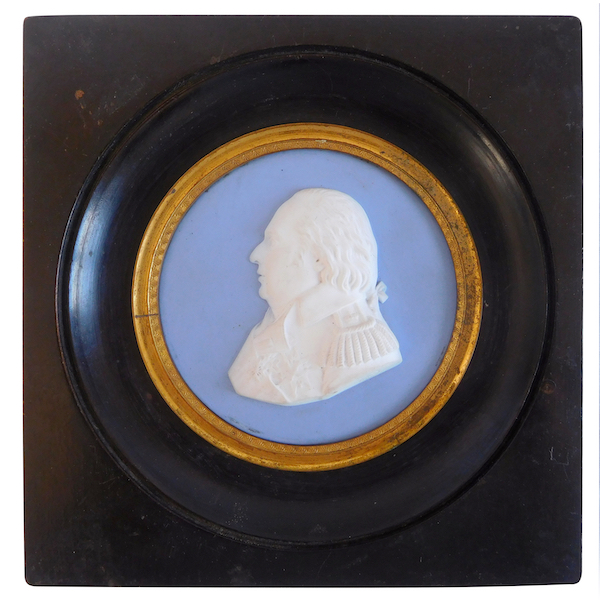 Portrait miniature de Louis XVIII en biscuit de Sèvres façon Wegwood, époque Restauration