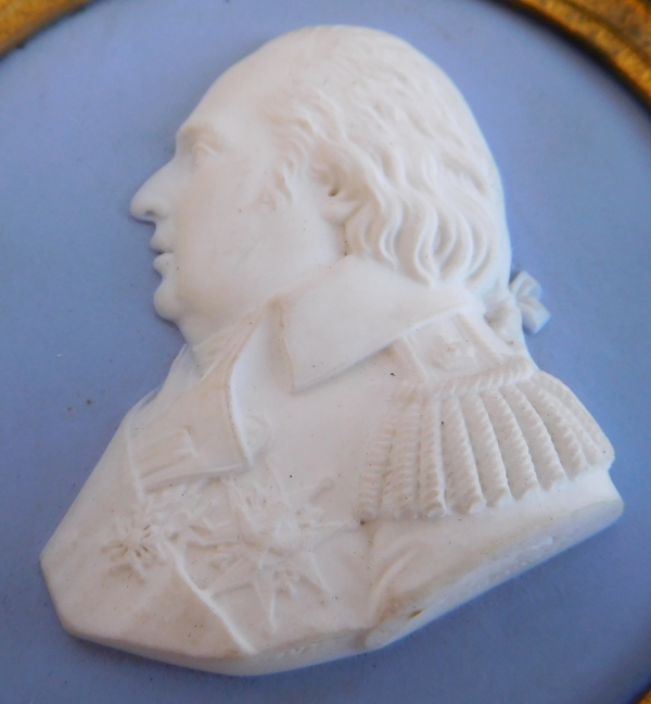 Portrait miniature de Louis XVIII en biscuit de Sèvres façon Wegwood, époque Restauration