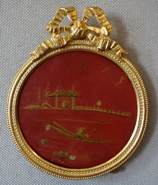 Miniature chinoiserie à suspendre ou poser - bronze et laque dans le goût de la Chine - vers 1900