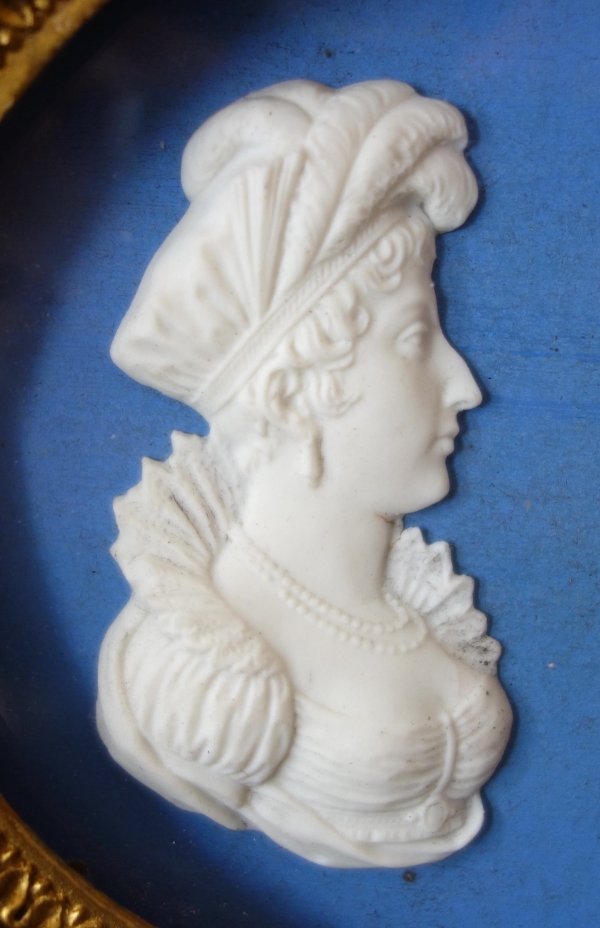 Manufacture de Sèvres - paire de portraits des Duchesses d'Angoulême et de Berry façon Wedgwood
