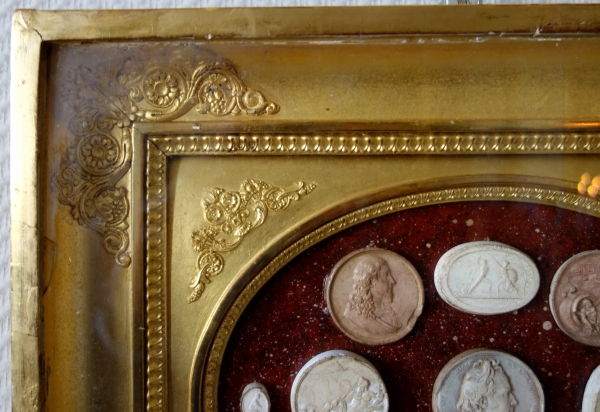 Moulages d'intailles antiques dans un cadre Empire, souvenir du Grand Tour sur fond porphyre