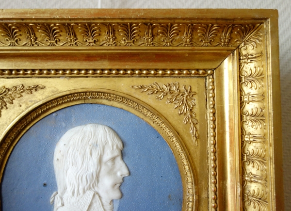 Sarreguemines : grand médaillon portrait de Napoléon Bonaparte en biscuit polychrome et bois doré