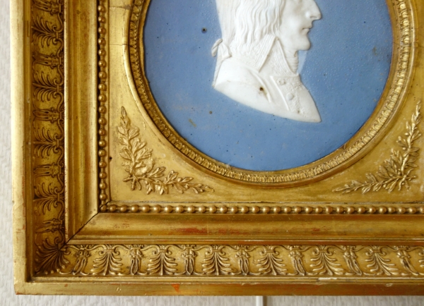 Sarreguemines : grand médaillon portrait de Napoléon Bonaparte en biscuit polychrome et bois doré