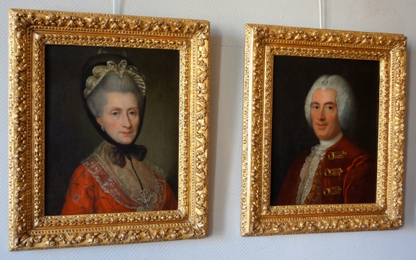 Paire de portraits d'aristocrates d'époque Louis XV - huiles sur toile XVIIIe siècle