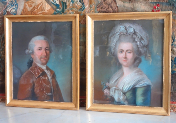 Ecole Française du XVIIIe siècle, paire de portraits pastels d'époque Louis XVI