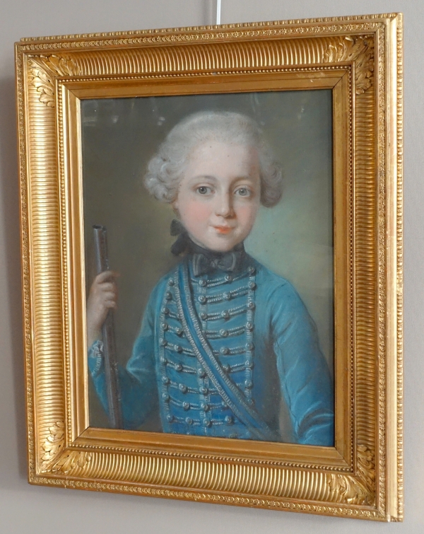 Ecole Française du XVIIIe siècle, portrait d'enfant habillé en Hussard, pastel d'époque Louis XVI
