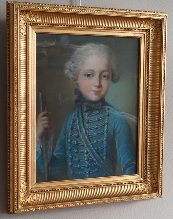 Ecole Française du XVIIIe siècle, portrait d'enfant habillé en Hussard, pastel d'époque Louis XVI