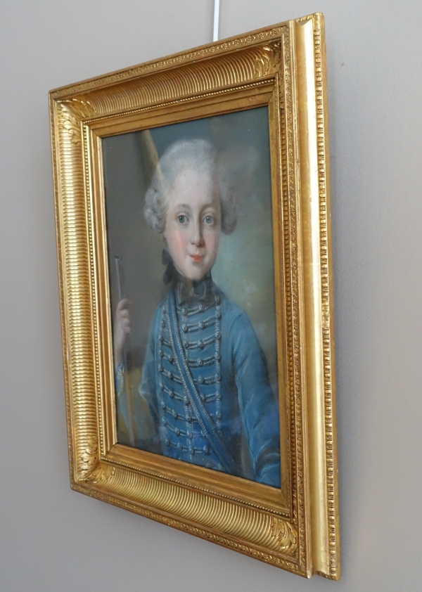 Ecole Française du XVIIIe siècle, portrait d'enfant habillé en Hussard, pastel d'époque Louis XVI