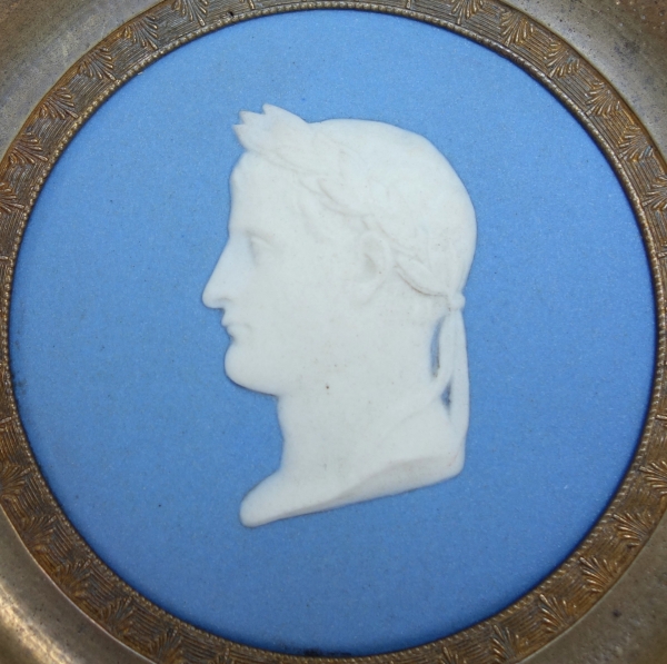 Médaillon portrait de l'Empereur Napoléon Ier en biscuit polychrome - Wedgwood