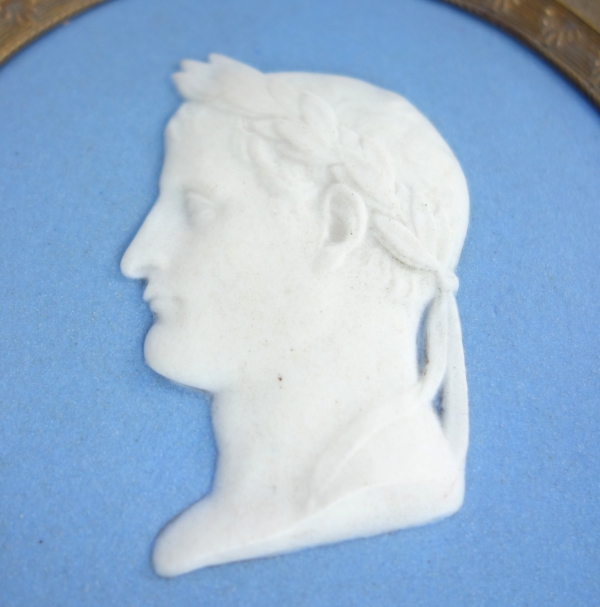 Polychrome porcelain biscuit medallion picturing Emperor Napoleon Ier - Wedgwood