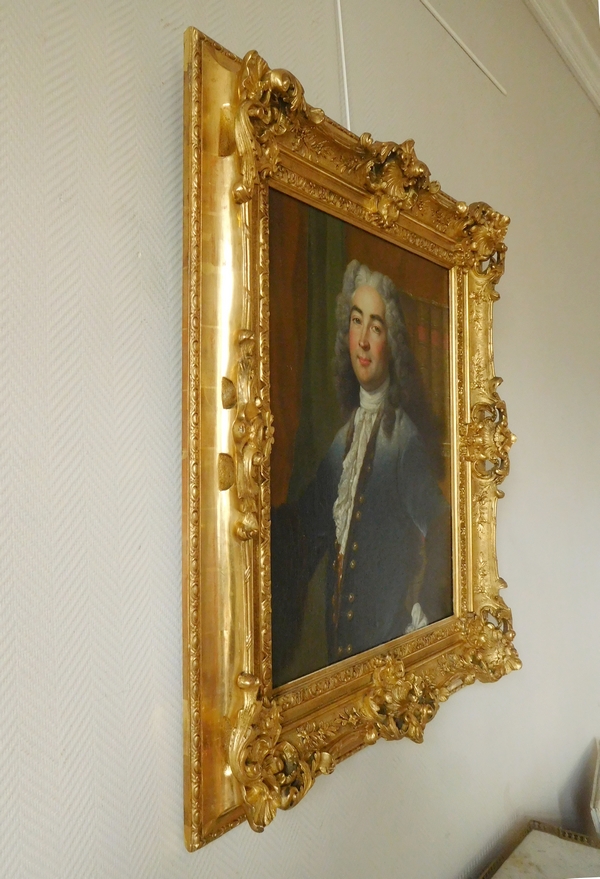 Ecole Française du XVIIIe siècle, portrait de gentilhomme d'époque Régence - Louis XV - 92cm x 106cm