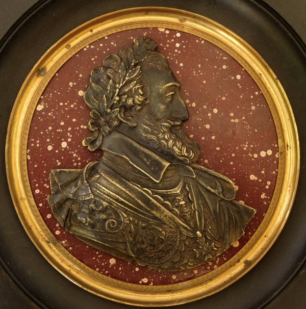 Portrait miniature du Roi Henri IV, souvenir historique royaliste - bronze sur fond porphyre