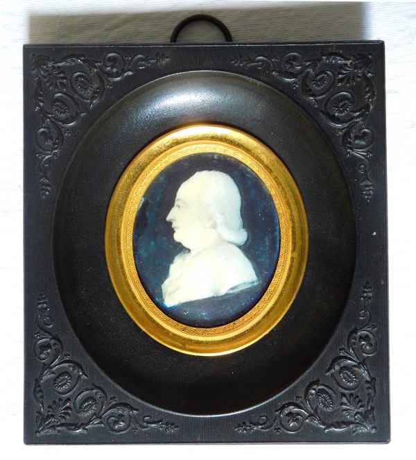 Miniature sur ivoire du XVIIIe siècle, portrait d'homme de profil dans un cadre XIXe