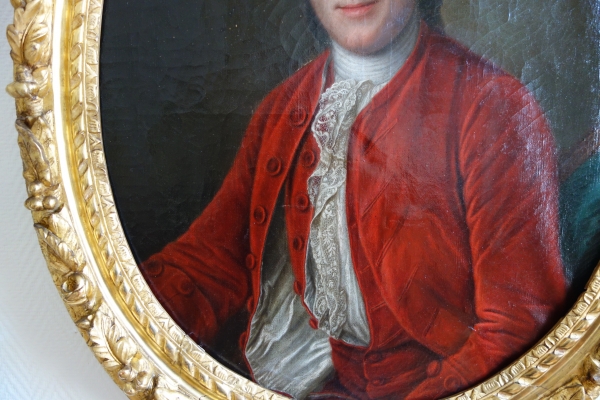 18th century French school, ovale portrait of a gentleman, Louis XV period - oil on canvas