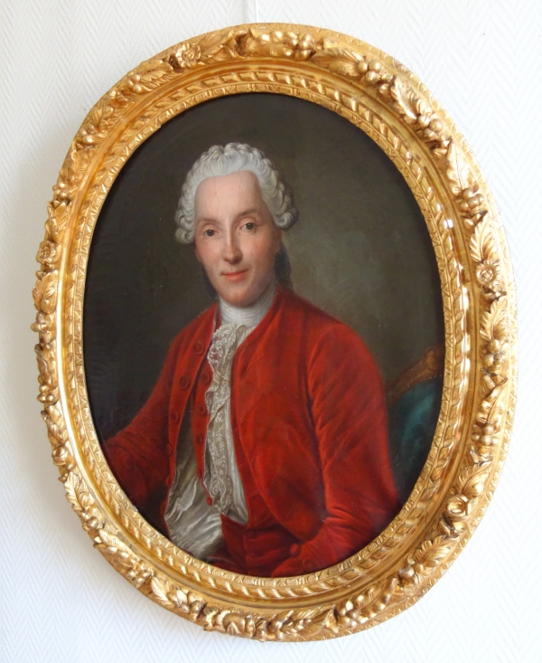 18th century French school, ovale portrait of a gentleman, Louis XV period - oil on canvas