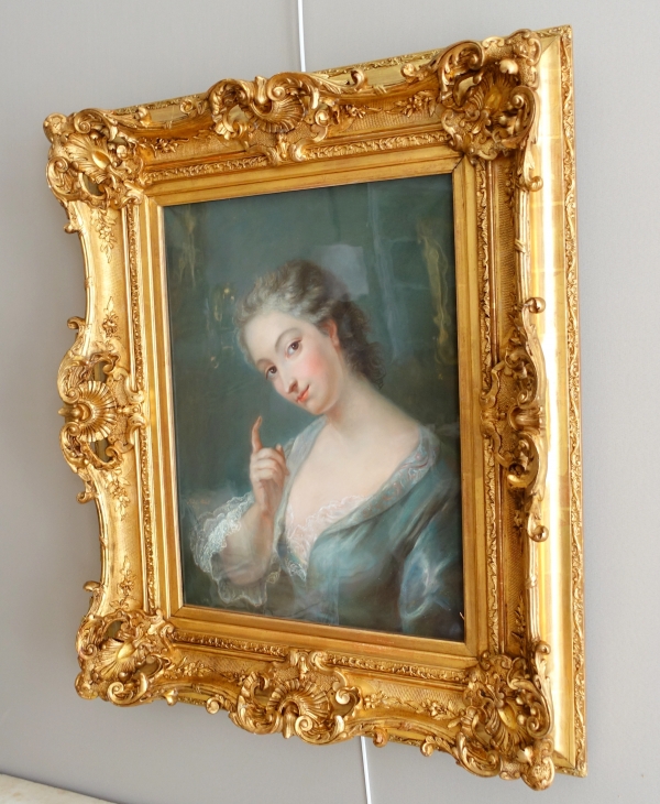 Portrait pastel de style Louis XV d'après Van Loo, très riche cadre Rocaille en bois doré