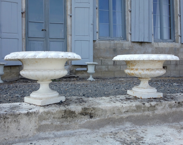 Détail — Paire de grands vases Medicis d'ornement, jardinières de jardin en fonte, époque XIXe siècle