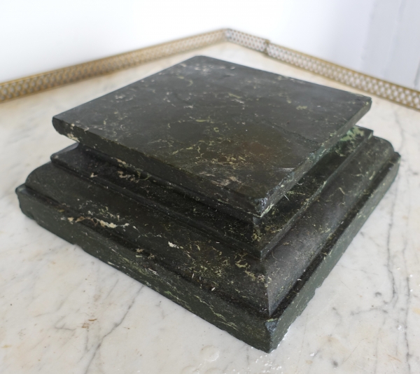 Détail — Socle de présentation néoclassique en marbre vert de mer pour buste
