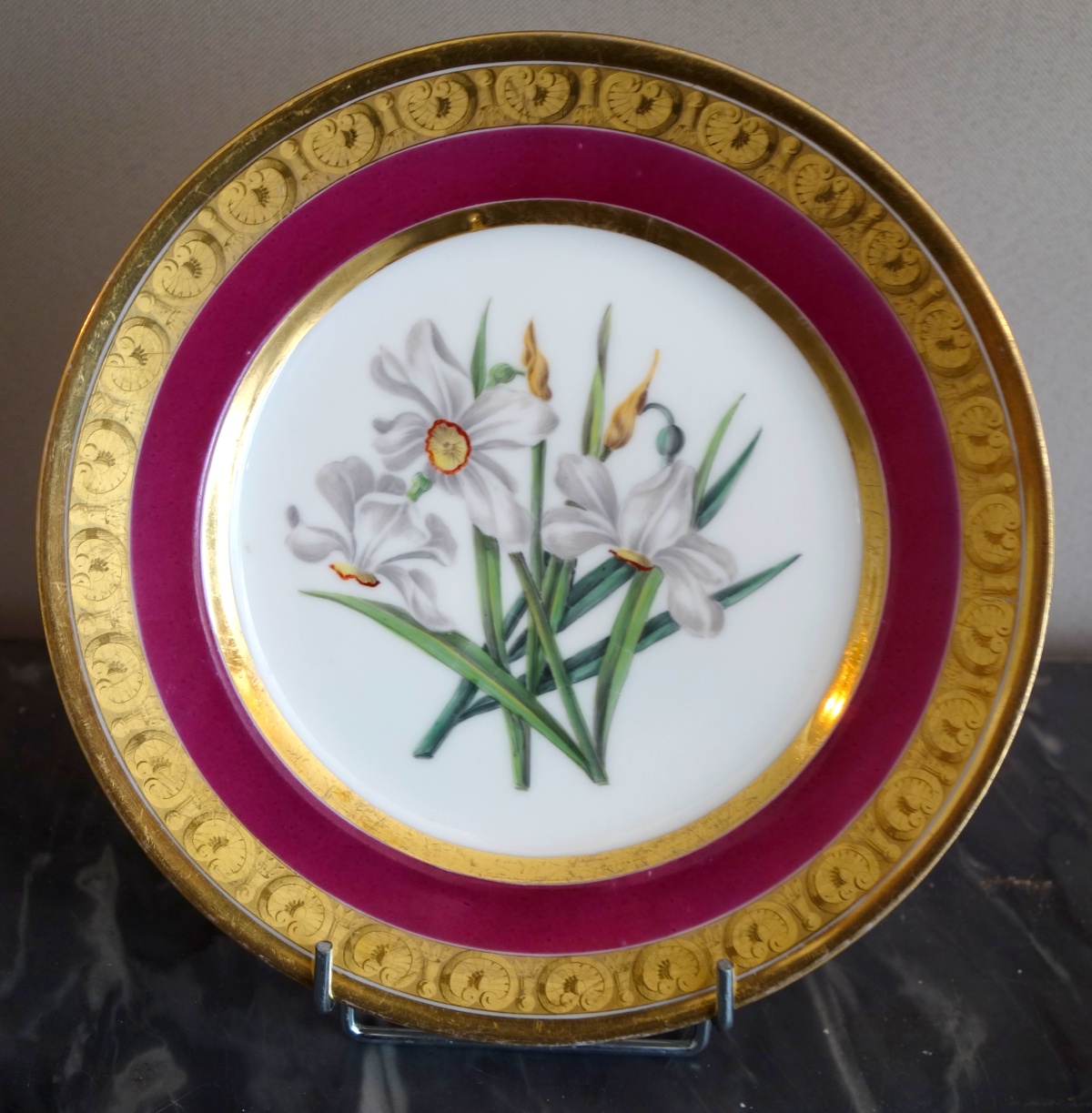 Détail — Manufacture Schoelcher : assiette en porcelaine polychrome & or, époque Restauration - signée
