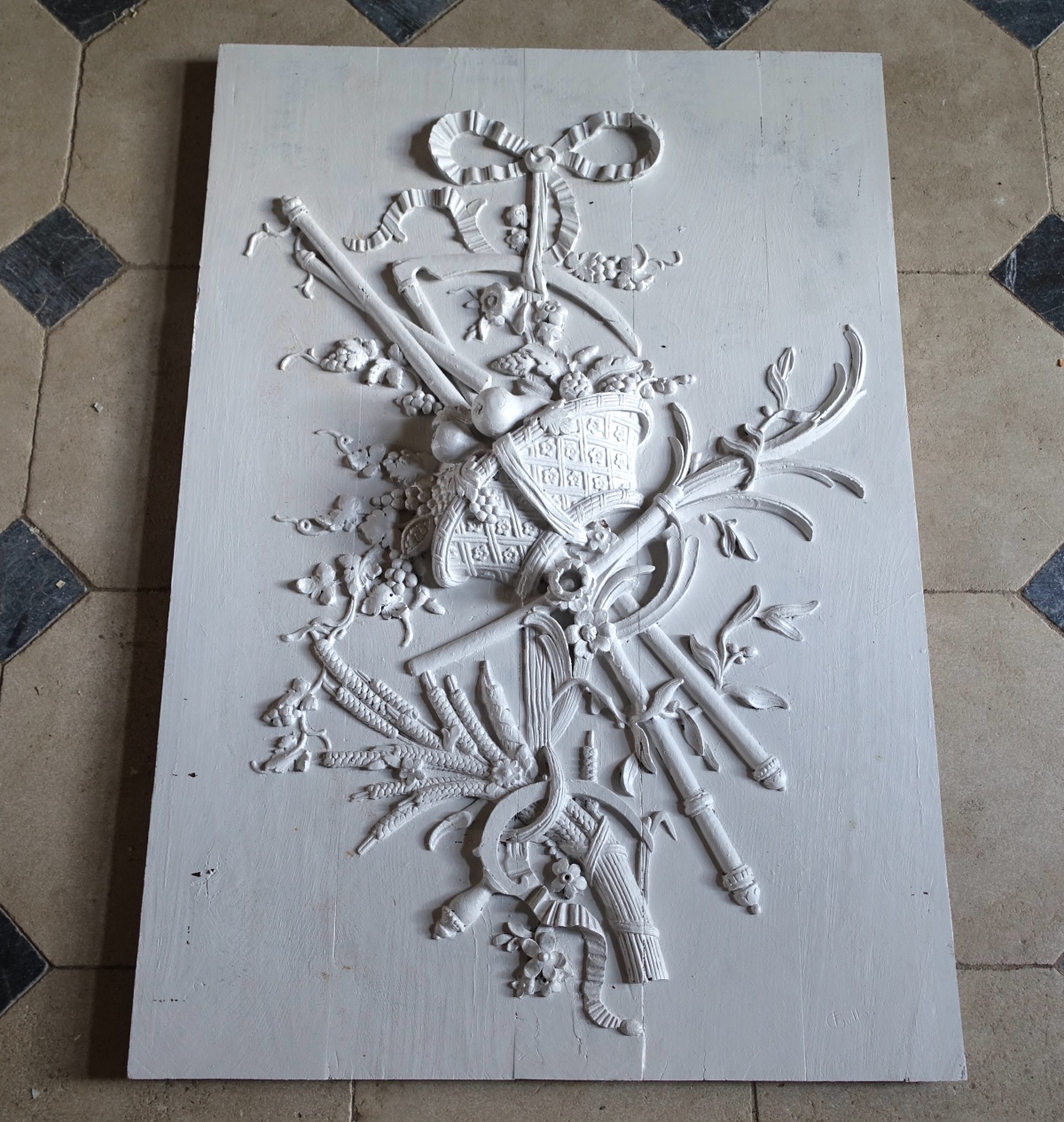 Détail — Panneau de boiserie dessus de porte Louis XVI en trophée - chêne massif finement sculpté relief