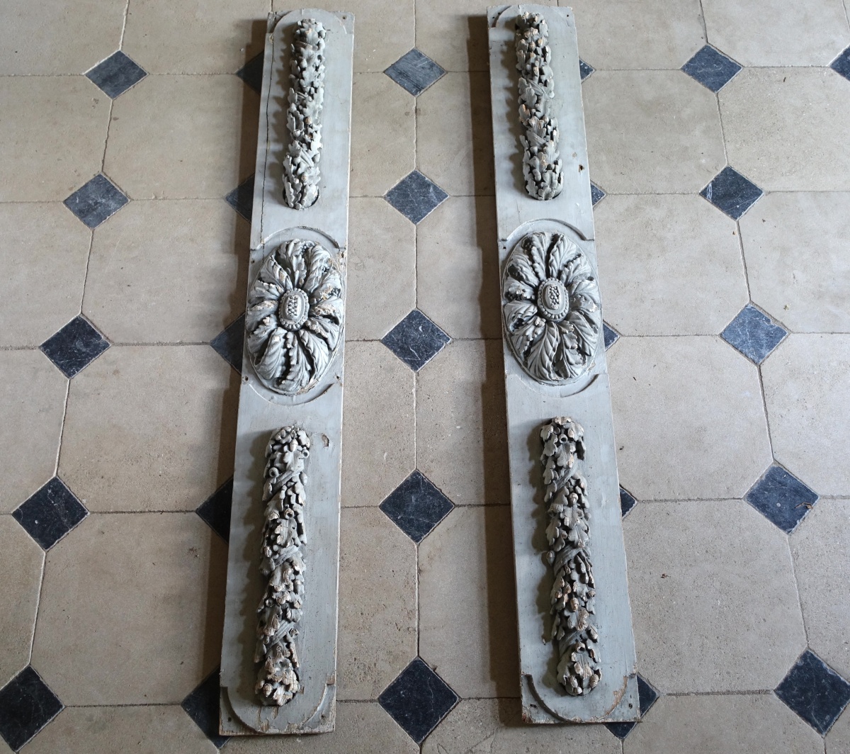 Détail — Paire de panneaux de boiserie d'époque Louis XVI pour plafond, poutre ou usage mural - XVIIIe siècle