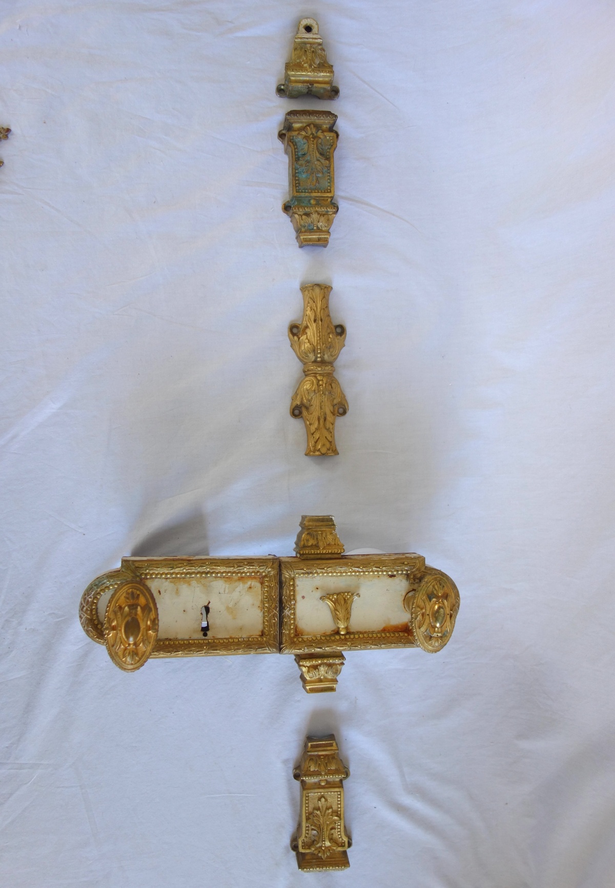 Détail — Serrure de double porte de château / hôtel particulier - bronze doré, style Louis XVI, complète