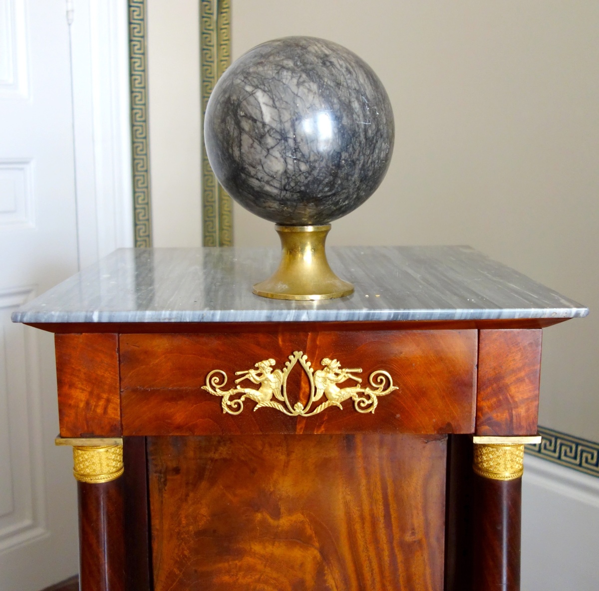 Détail — Grande boule de rampe d'escalier en marbre d'époque XIXe siècle