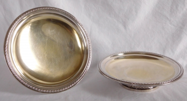 Détail — Paire d'assiettes de présentation sur piédouche de style Louis XVI, argent massif, poinçon Minerve