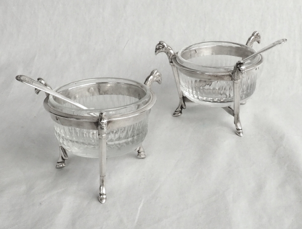 Détail — Paire de salerons / salières Empire aux griffons en argent massif, poinçon Coq - 1798 - 1809