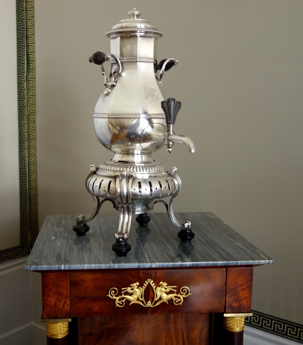 Détail — Cardeilhac : samovar / fontaine à thé de style Régence en métal argenté