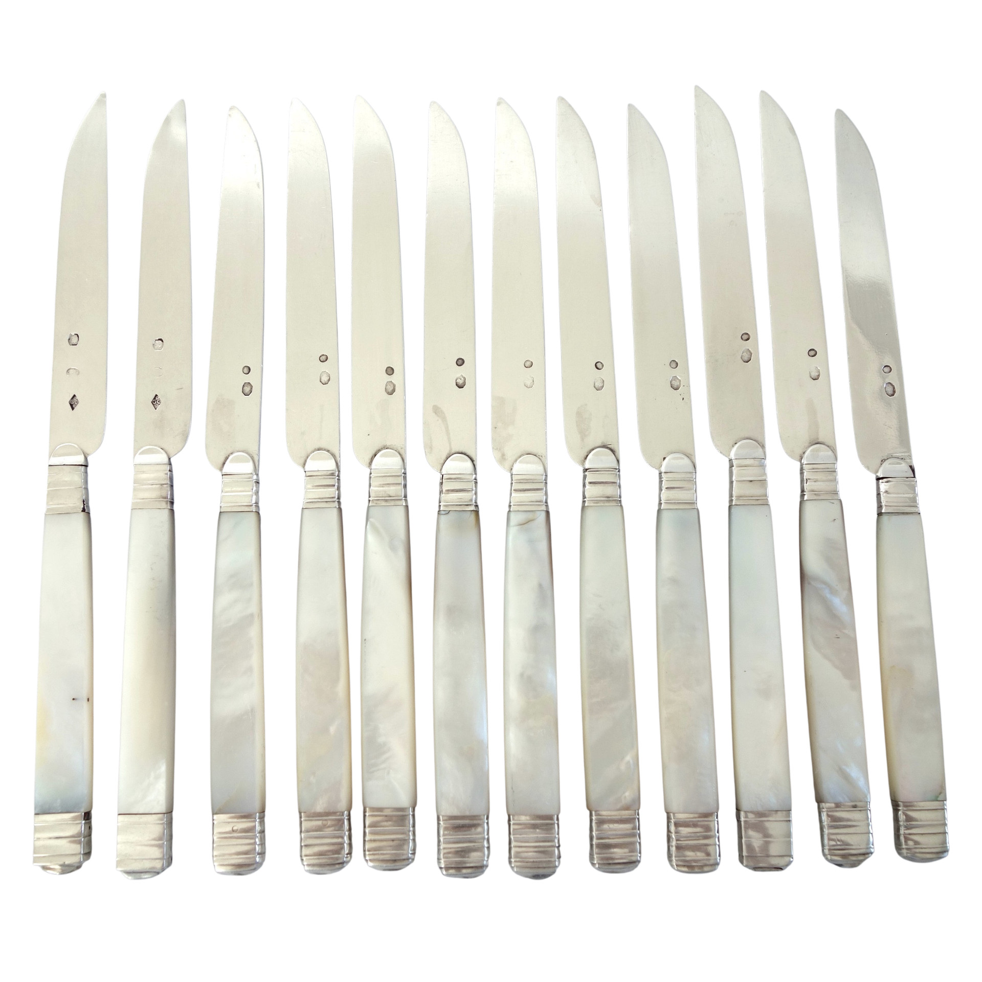 Suite de 12 couteaux à fruits, lames argent massif, manches en nacre - poinçons Coq & Vieillard