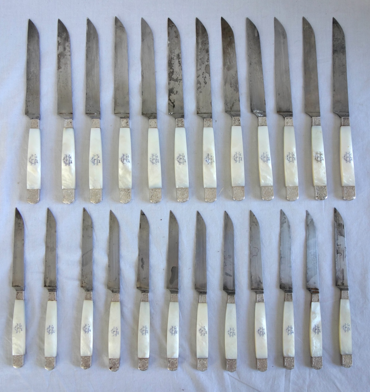 Détail — Ménagère de couteaux pour 12 en argent massif & nacre de style Empire