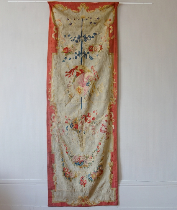 Détail — Aubusson ou Beauvais, tapisserie fine d'époque Louis XVI en laine et soie - trophée de cornemuse