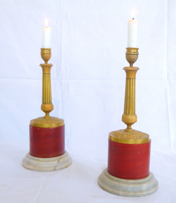 Détail — Paire de socles colonne en marbre rouge - travail italien de style Louis XVI néoclassique