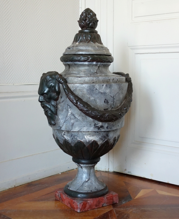 Détail — Grande urne couverte, vase d'ornement de style Louis XVI - fonte patinée façon marbre - 79cm