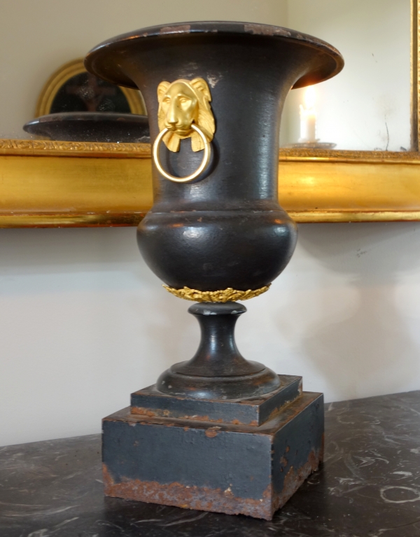 Détail — Rare vase en fonte de fer et bronze doré, époque Empire début XIXe siècle