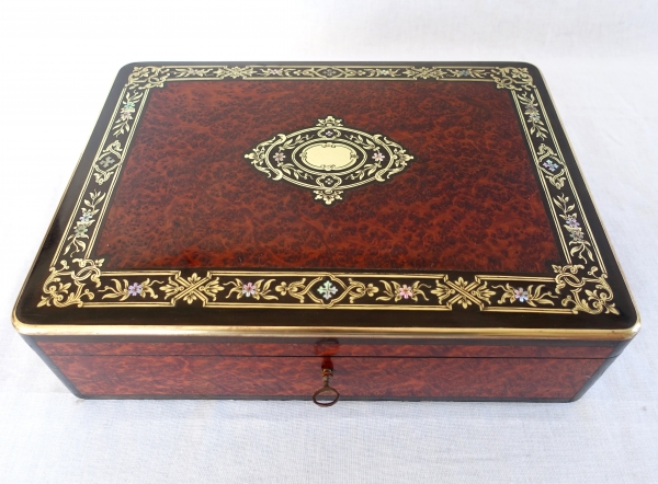 Détail — Coffret à jeux à boîte à musique en marqueterie avec ses jetons, époque Napoléon III