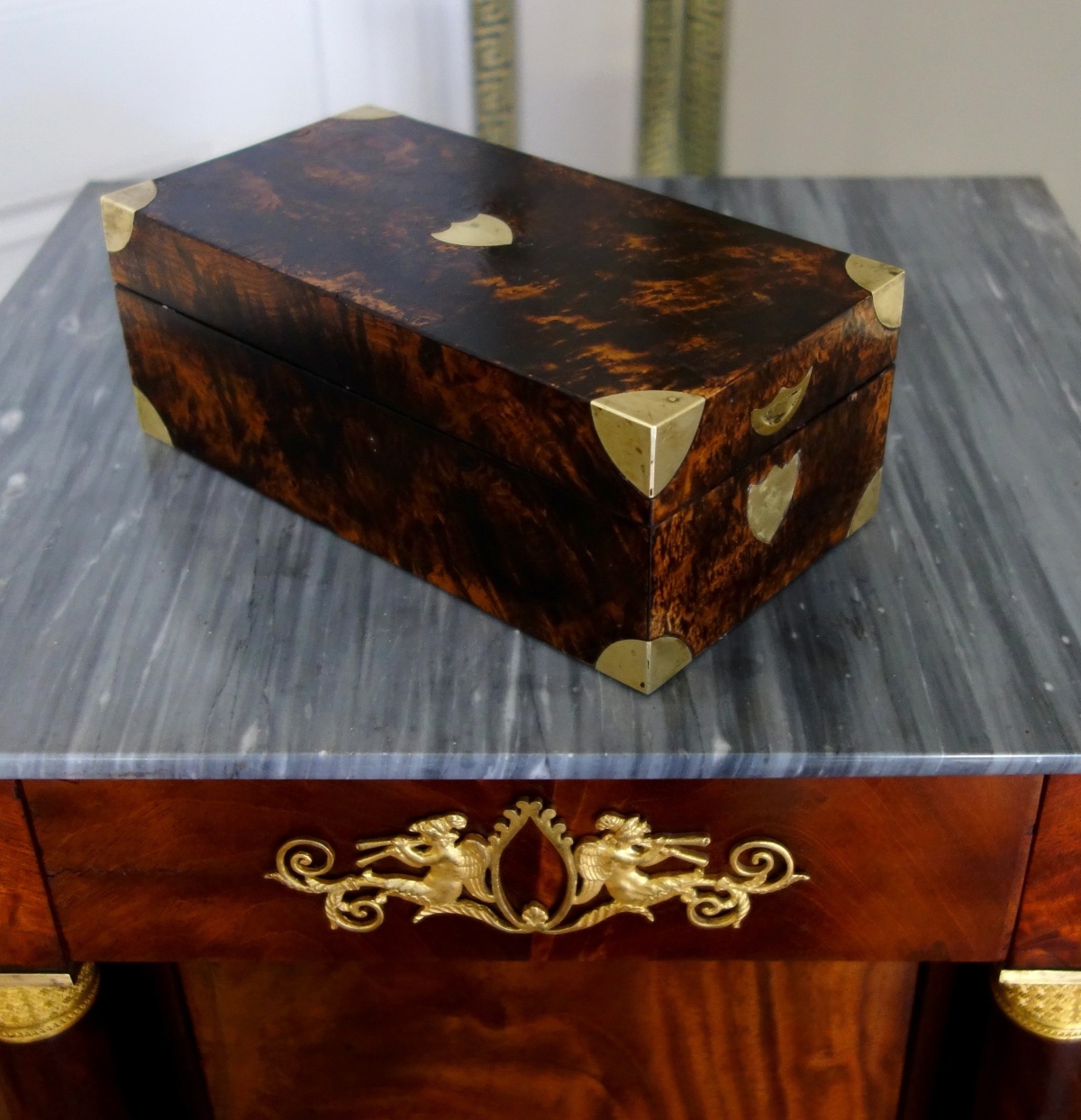 Détail — Boîte, coffret de marine d'époque Empire en placage de loupe et laiton