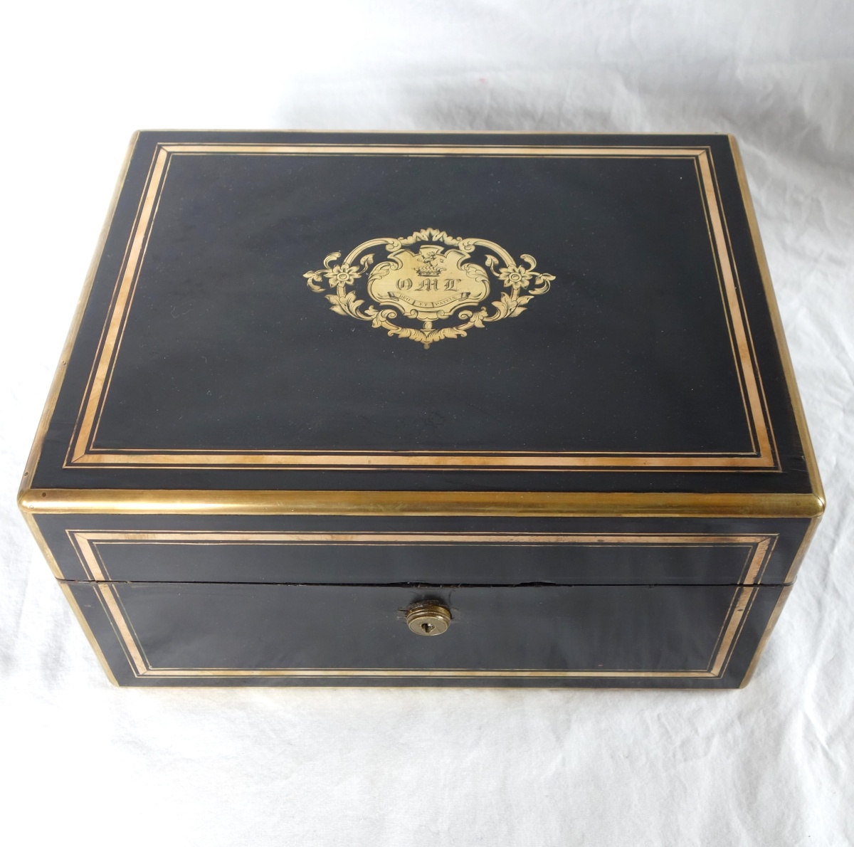 Détail — Grand coffret / cassette à bijoux en ébène - couronne de Comte - époque XIXe siècle vers 1850