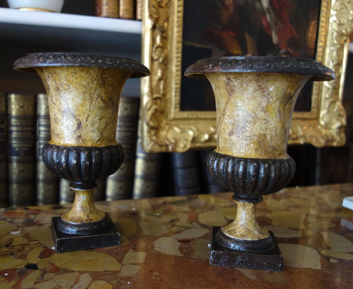 Détail — Paire de vases Medicis d'ornement en fonte peinte en faux marbre, époque XIXe - 19,5cm