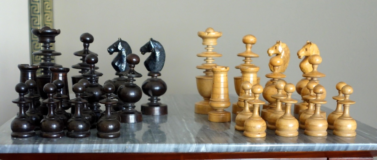 Détail — Jeu d'échecs d'époque début XIXe en buis tourné et sculpté - idéal complément de table de Tric Trac