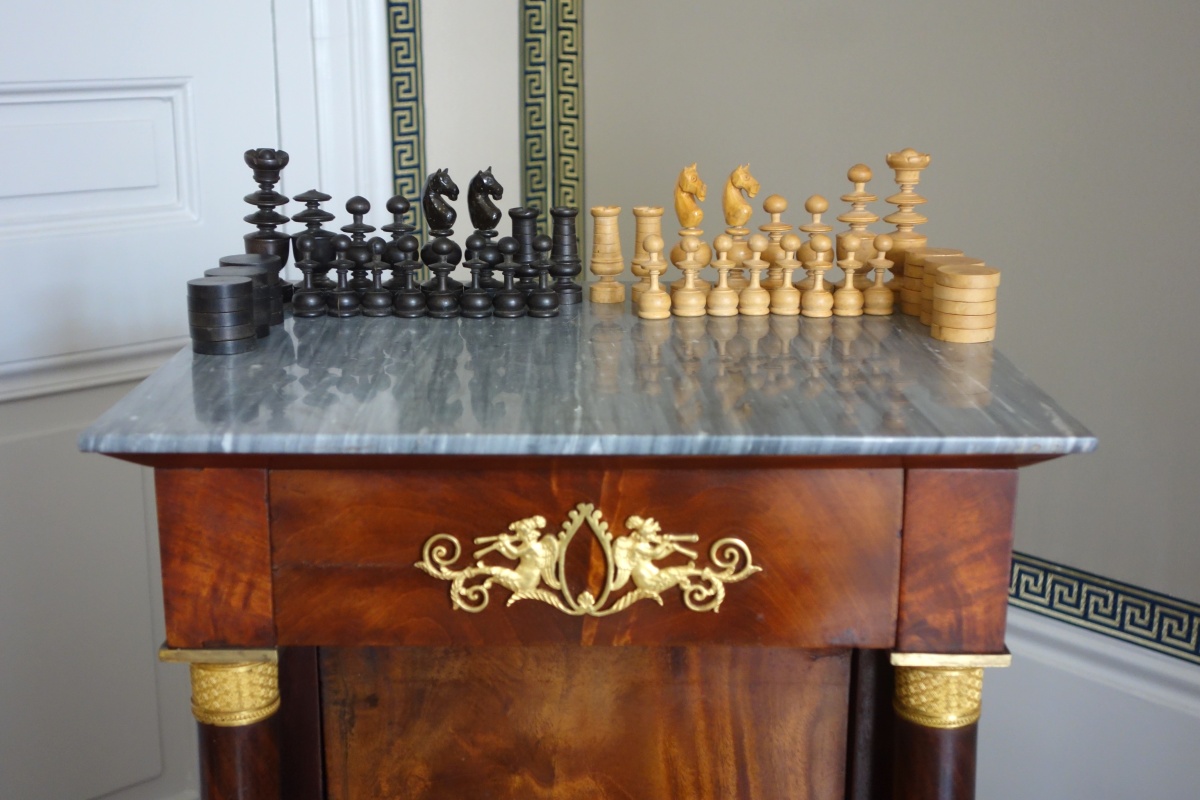 Détail — Jeu d'échecs d'époque début XIXe en buis tourné et sculpté - idéal complément table tric trac