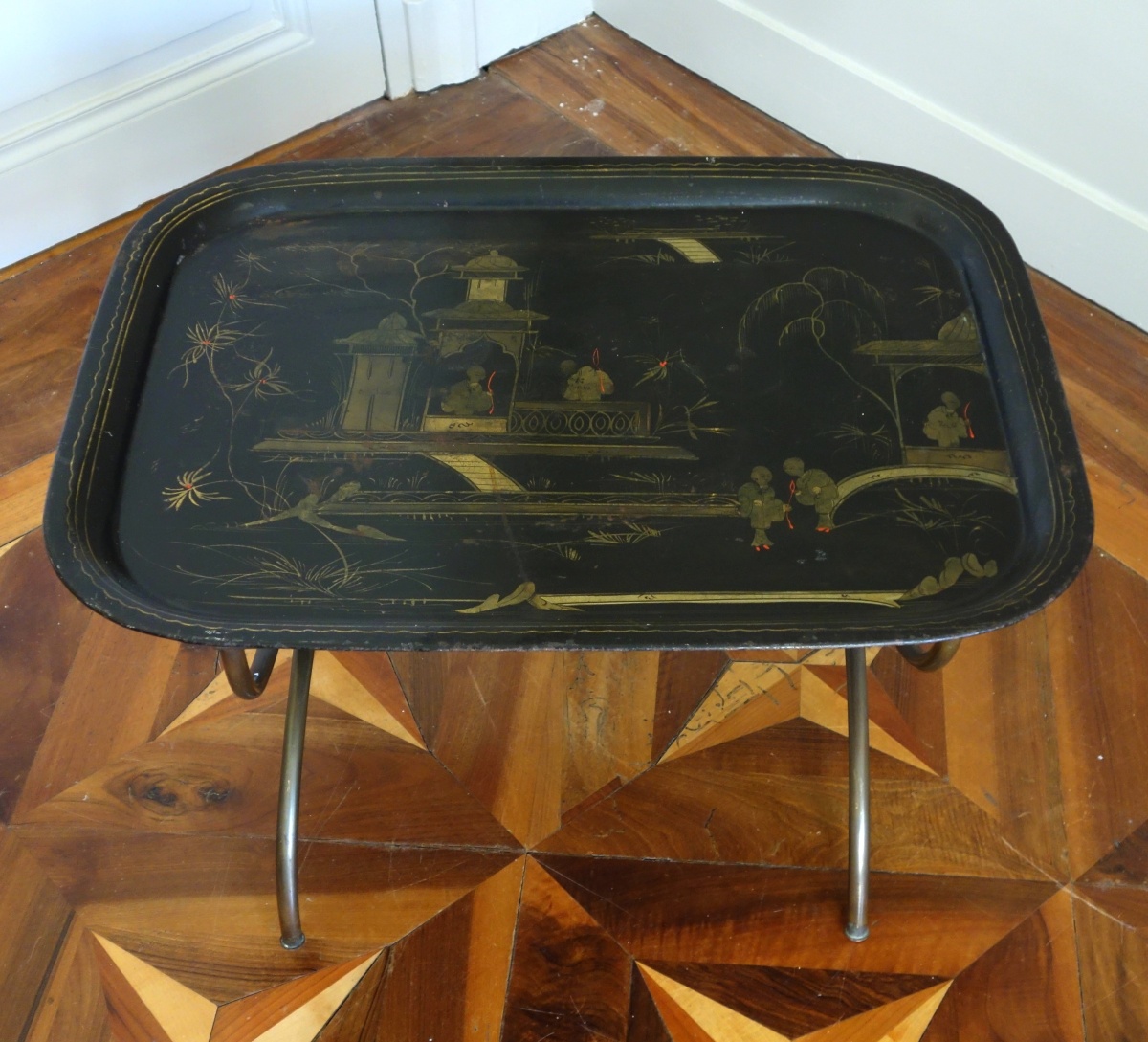 Détail — Grand plateau Napoléon III, tôle laquée de chinoiseries, monté table basse Madeleine Castaing